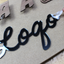 Beschermfolie wordt verwijderd van een lasergesneden logo uit antraciet spiegel acrylaat